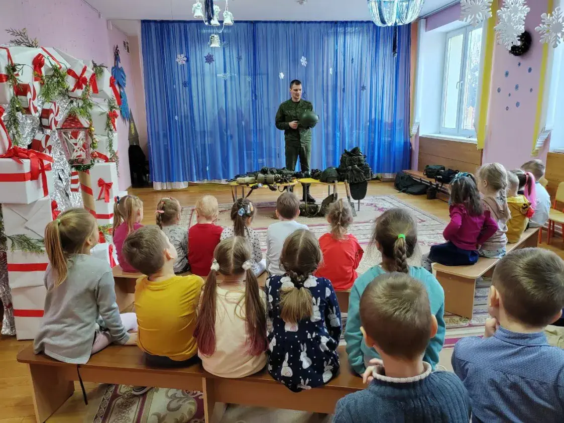 У Фаніпалі ў дзіцячым садку хлопчыкі і дзяўчынкі атрымалі аўтаматы