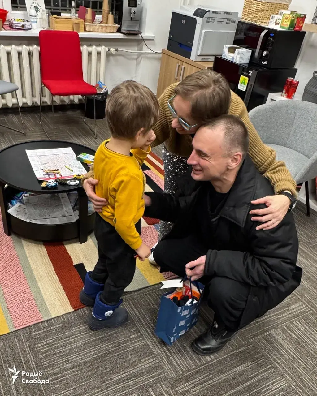 Вызваленыя палітзняволеныя Андрэй Кузнечык і Алена Маўшук