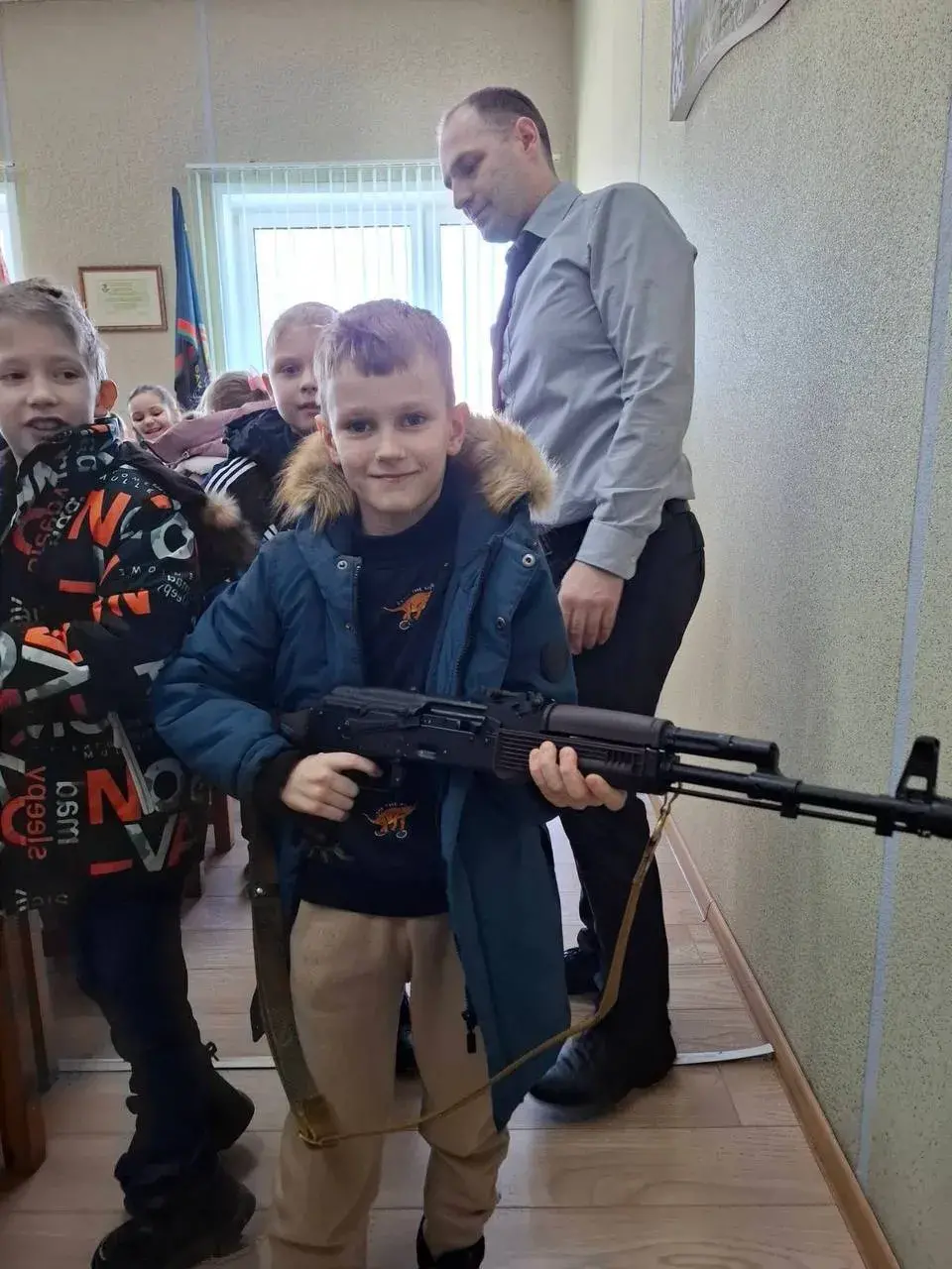 У "Дзень творчасці" міліцыянты раздалі дзецям зброю і кайданкі