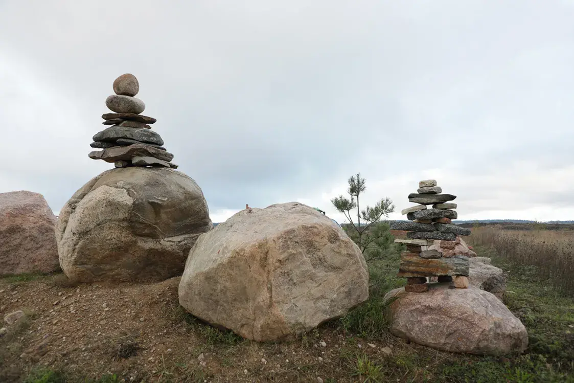 Дзіўныя скульптуры з камянёў з'явіліся ў Капыльскім раёне