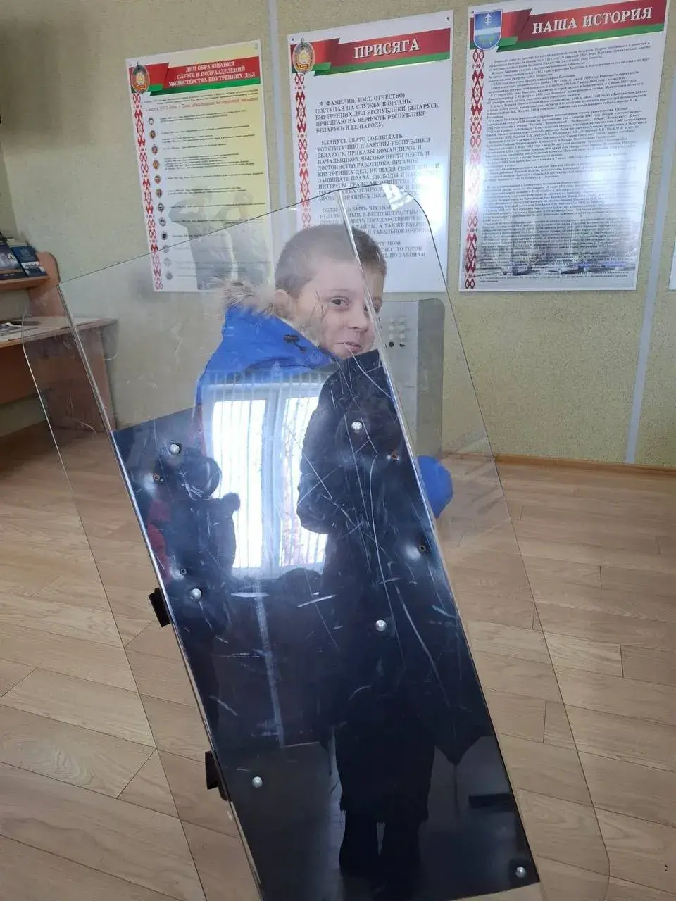 У "Дзень творчасці" міліцыянты раздалі дзецям зброю і кайданкі