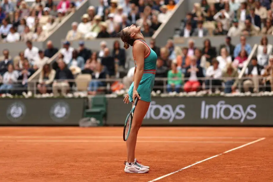 Соболенко проиграла в финале “Ролан Гаррос” и много ругалась матом на команду