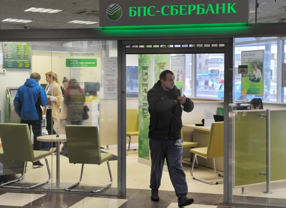 Як пераводзіць грошы паміж Беларуссю і Польшчай — тлумачаць банкі