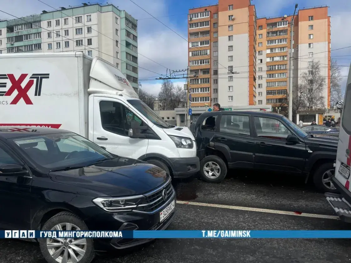 У Мінску сутыкнуліся шэсць аўтамабіляў, адзін з іх перакуліўся