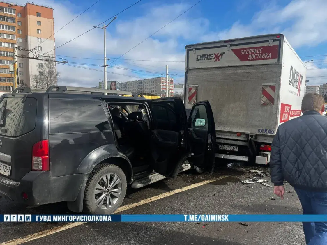 У Мінску сутыкнуліся шэсць аўтамабіляў, адзін з іх перакуліўся