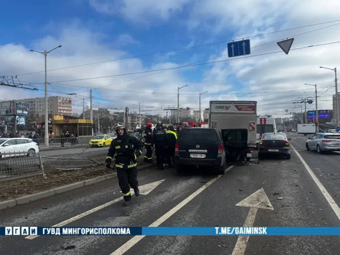У Мінску сутыкнуліся шэсць аўтамабіляў, адзін з іх перакуліўся