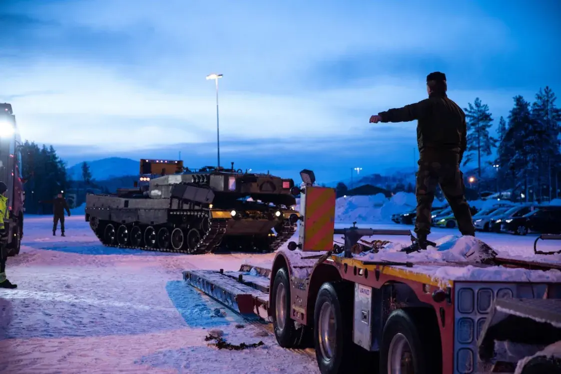 Мінабароны Нарвегіі апублікавала здымкі з адпраўкі танкаў ва Украіну