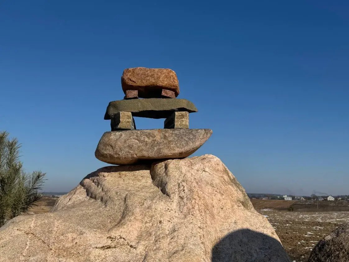 Дзіўныя скульптуры з камянёў з'явіліся ў Капыльскім раёне