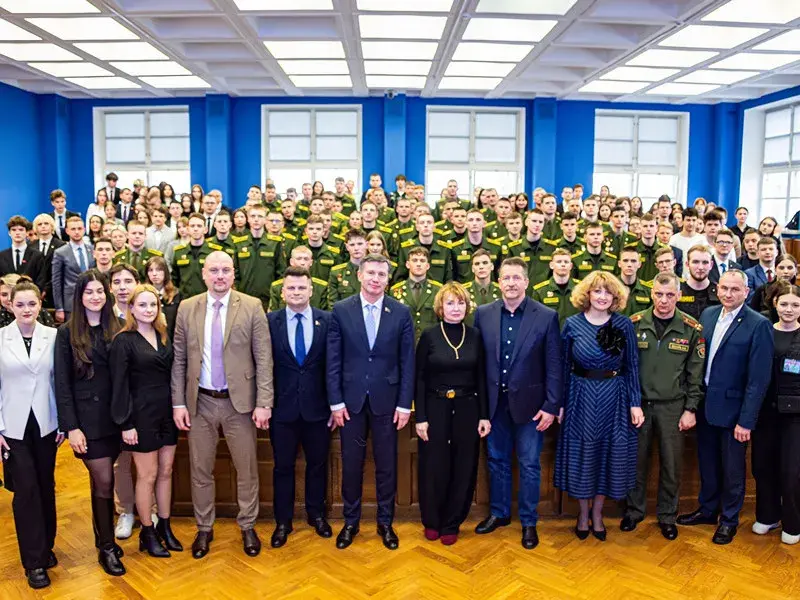 Студэнтам БДУ арганізавалі сустрэчу са "збройным баронам" Віктарам Бутам