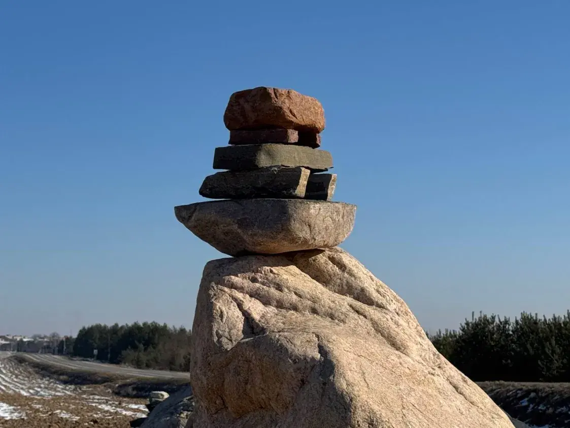 Дзіўныя скульптуры з камянёў з'явіліся ў Капыльскім раёне