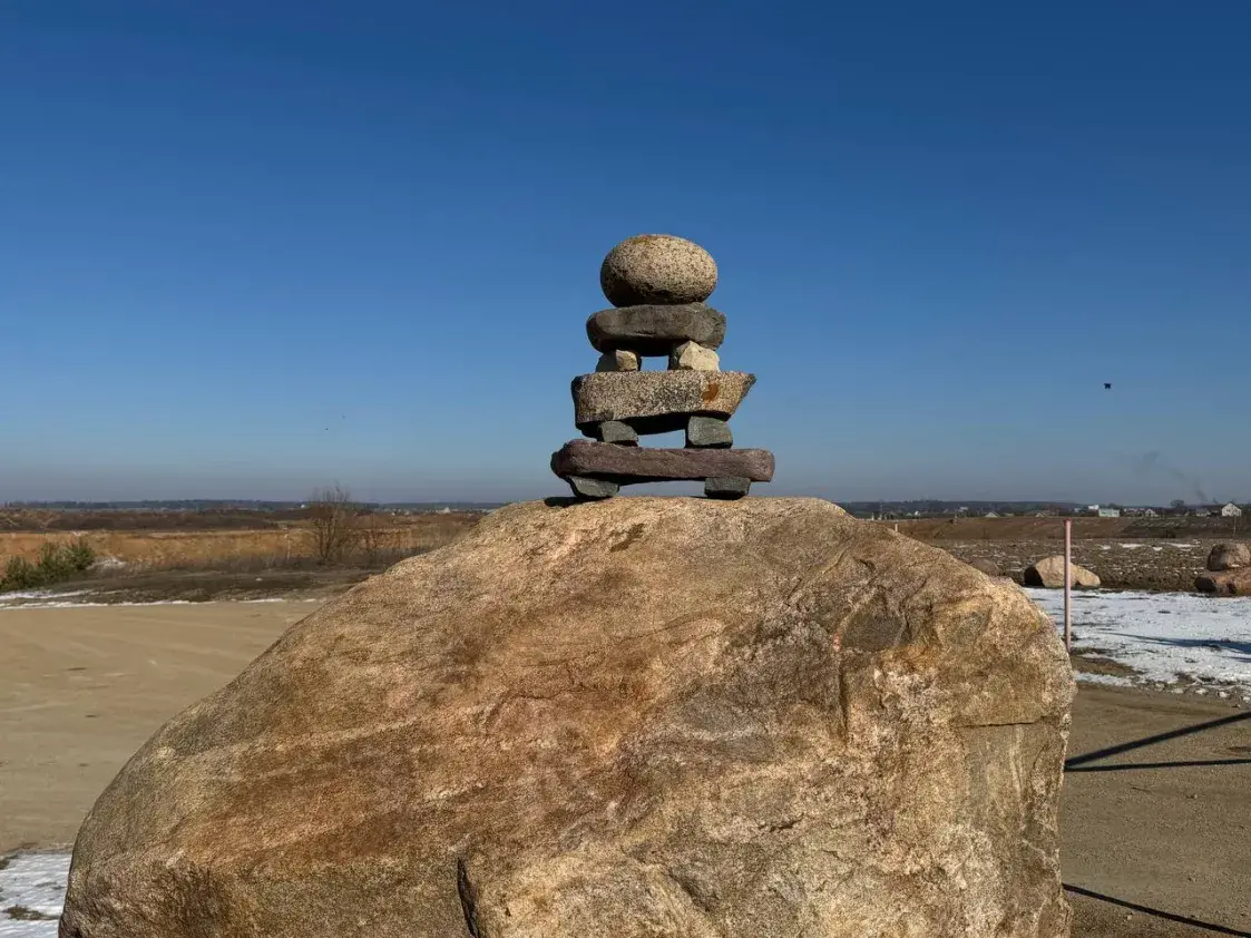 Дзіўныя скульптуры з камянёў з'явіліся ў Капыльскім раёне
