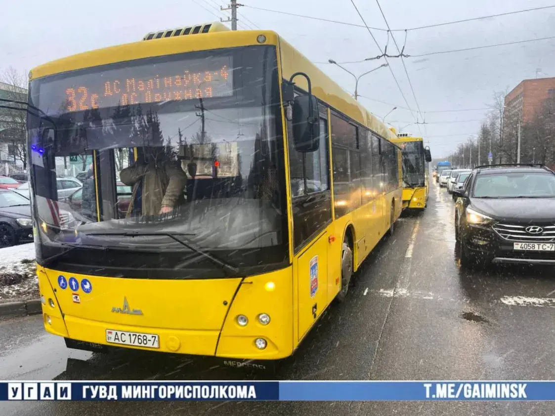 У Мінску сутыкнуліся два аўтобусы, пацярпелі 9 чалавек, у тым ліку дзеці