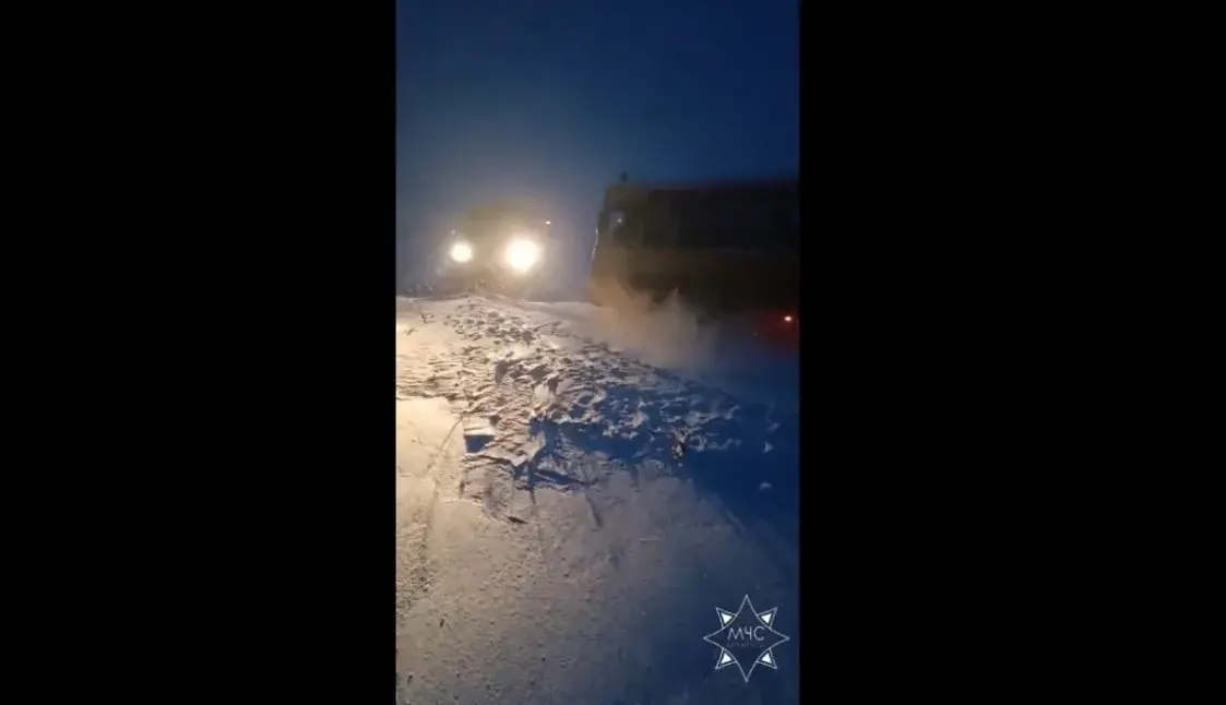 У Астравецкім раёне школьны аўтобус з дзецьмі захрас у снезе