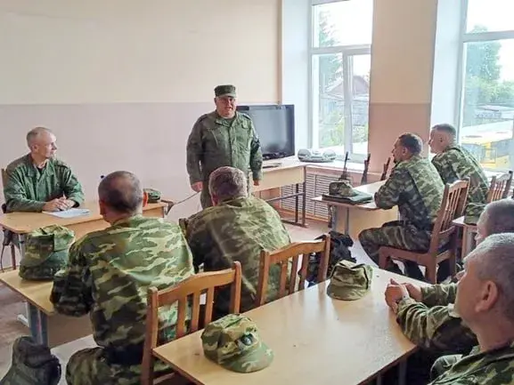 У Рэчыцкім раёне палкоўнік Крываносаў сустрэўся з байцамі "народнага апалчэння"