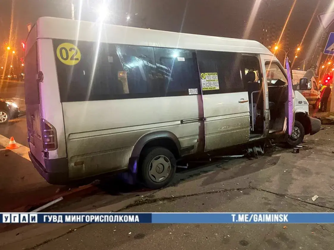 У Мінску ў аварыю трапілі маршрутка і Tesla