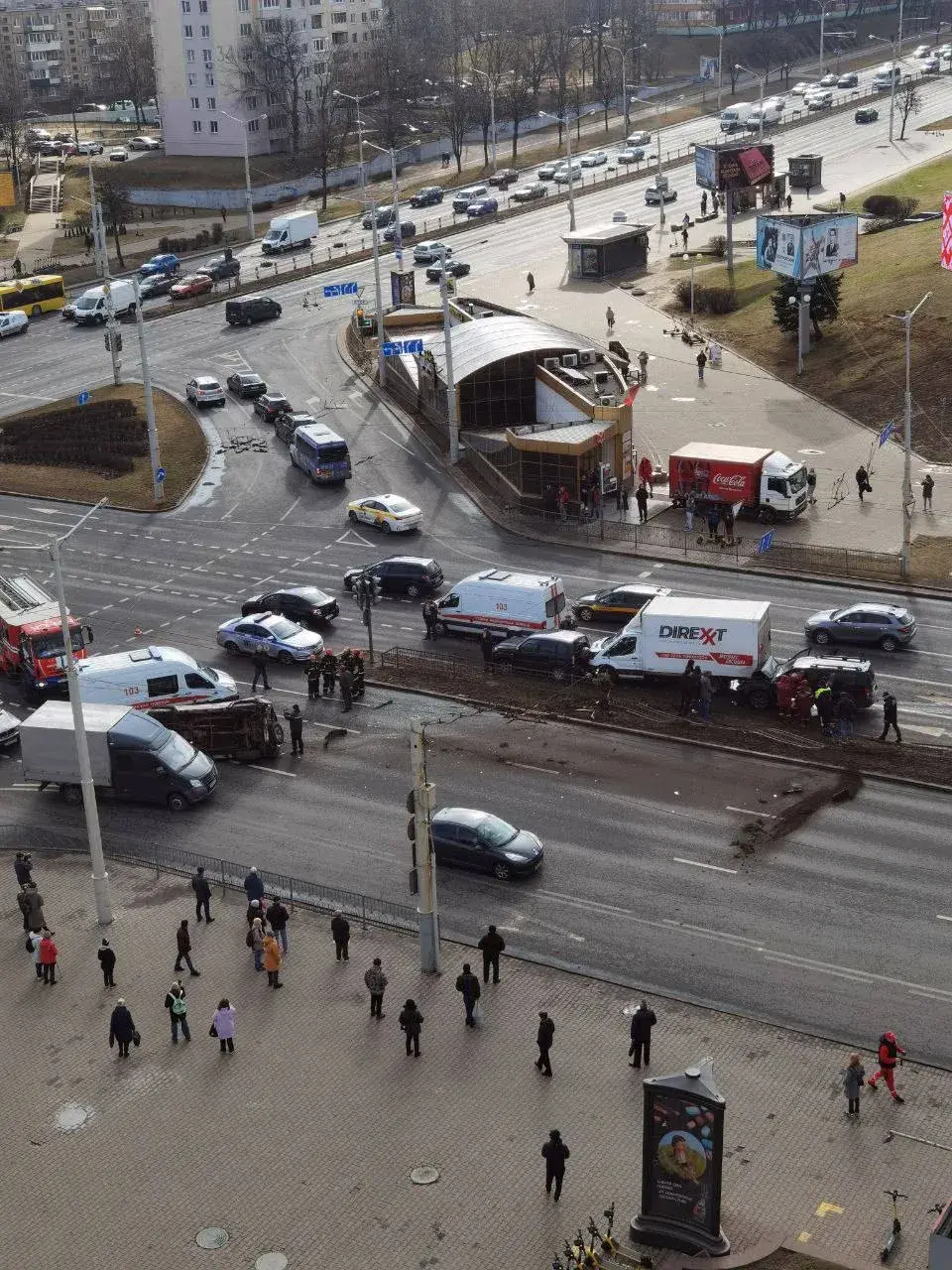 У Мінску сутыкнуліся шэсць аўтамабіляў, адзін з іх перакуліўся