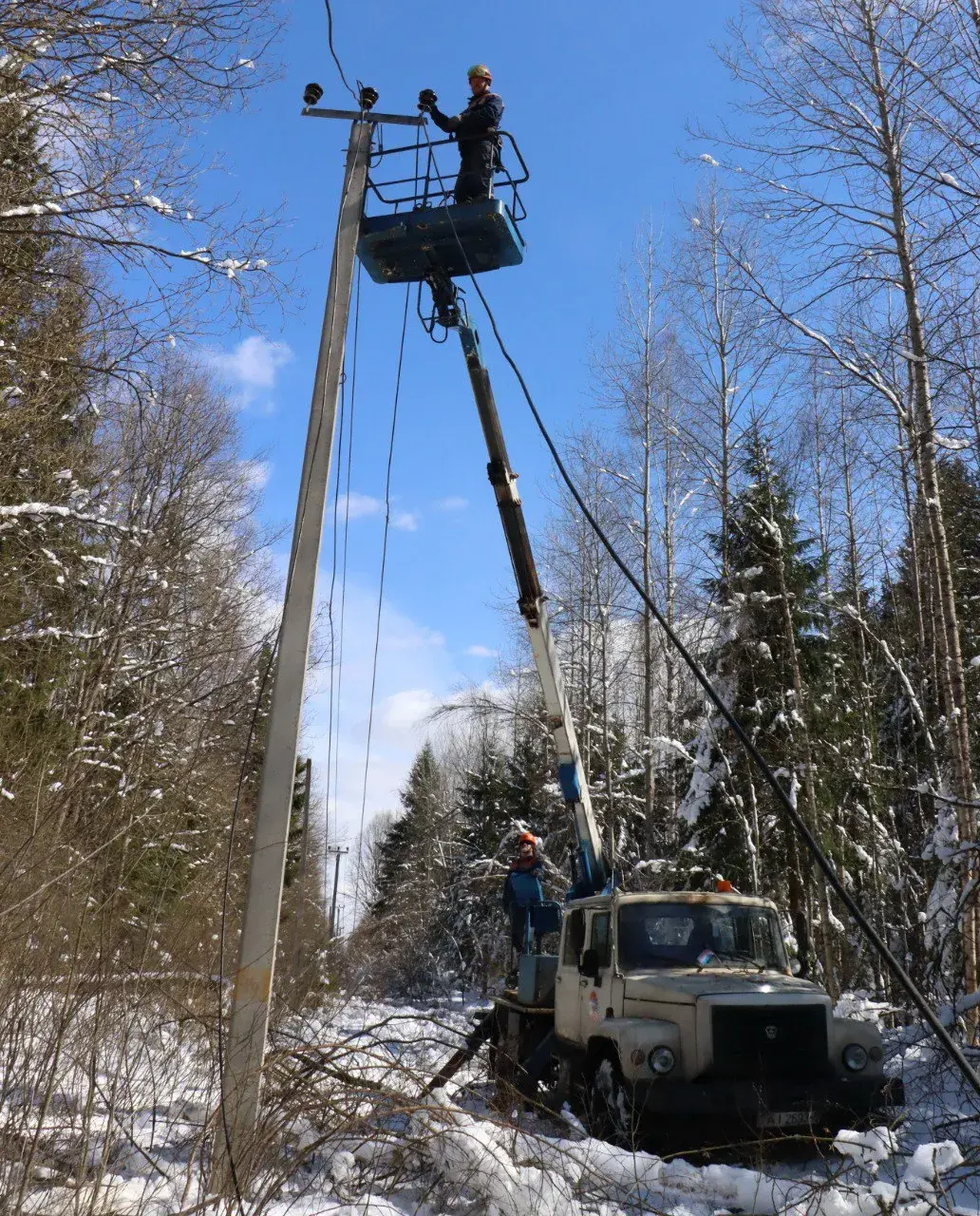 У Асіповіцкім раёне энергетыкі зноў аднаўляюць электразабеспячэнне