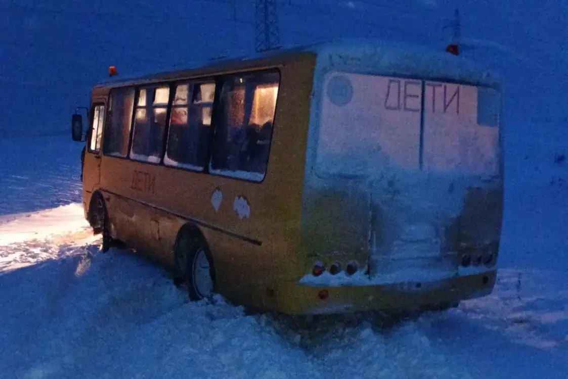 У Астравецкім раёне школьны аўтобус з дзецьмі захрас у снезе