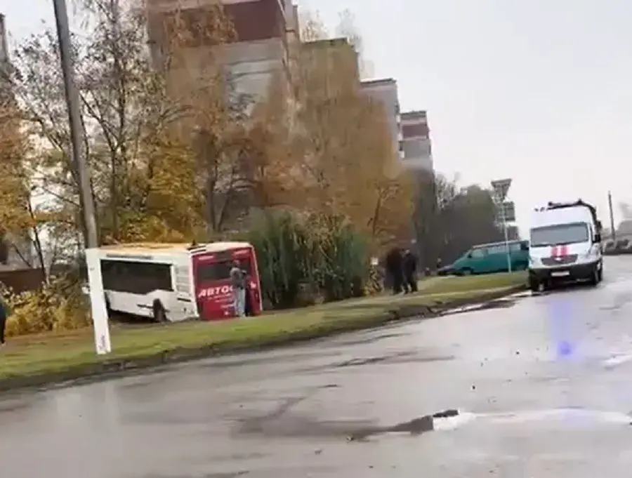 У Оршы гарадскі аўтобус наехаў на дрэва