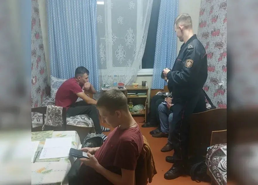 В кобринском общежитии милиция с собаками искала наркотики и проверяла телеграм