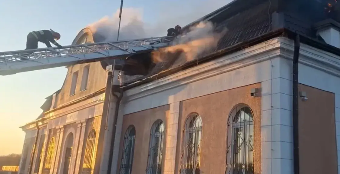 У Валожынскім раёне гарэў будынак чыгуначнай станцыі