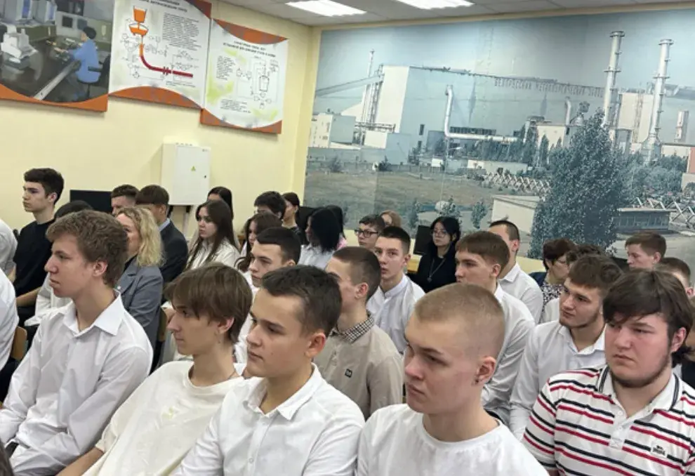 У Жлобіне падлетка судзілі за сарваны і кінуты ў сметніцу чырвона-зялёны сцяг