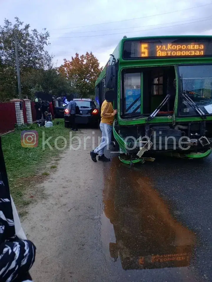 У Кобрыне сутыкнуліся легкавік і аўтобус з 30 пасажырамі