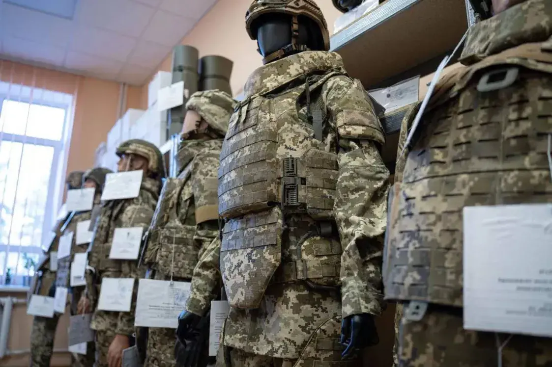 Ва Украіне зацвердзілі першую бронекамізэльку, адаптаваную да жаночага цела