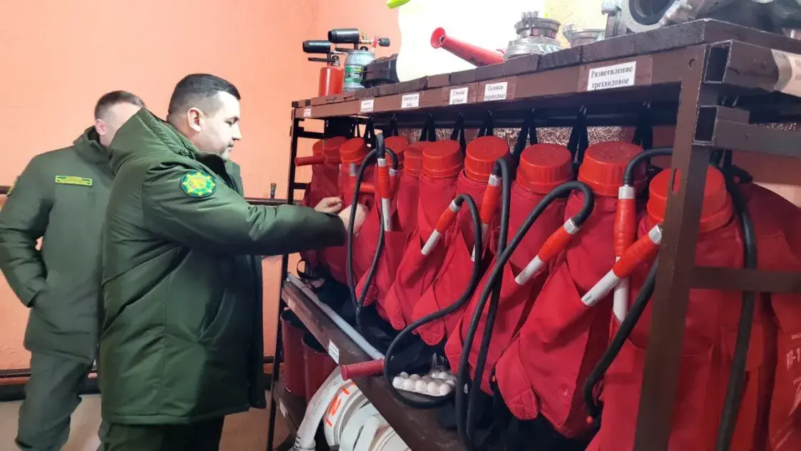 "Летась тушылі пажар, а бруднае адзенне працягвае вісець" — праверылі лясгас