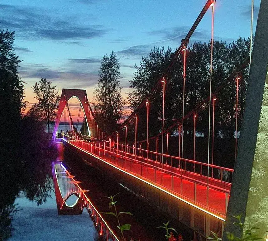 В Новолукомле сделали шикарную подсветку на мосту (как в Нью-Йорке)