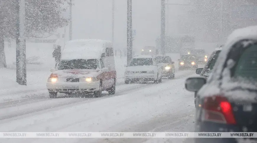 Моцны снегапад стаў прычынай затораў і аварый на дарогах у Беларусі