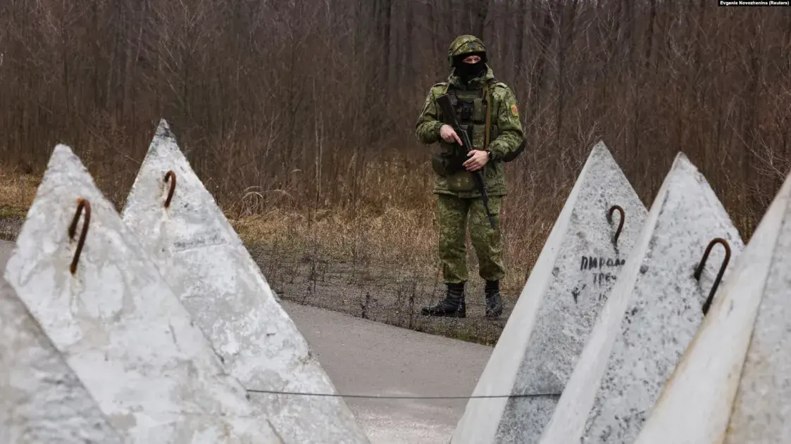 Белорусский военнослужащий патрулирует границу с Украиной