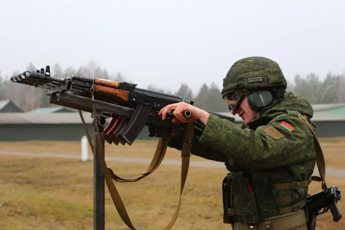 Беларускія вайскоўцы вучацца страляць з антыдронавых "зенітных аўтаматаў" 