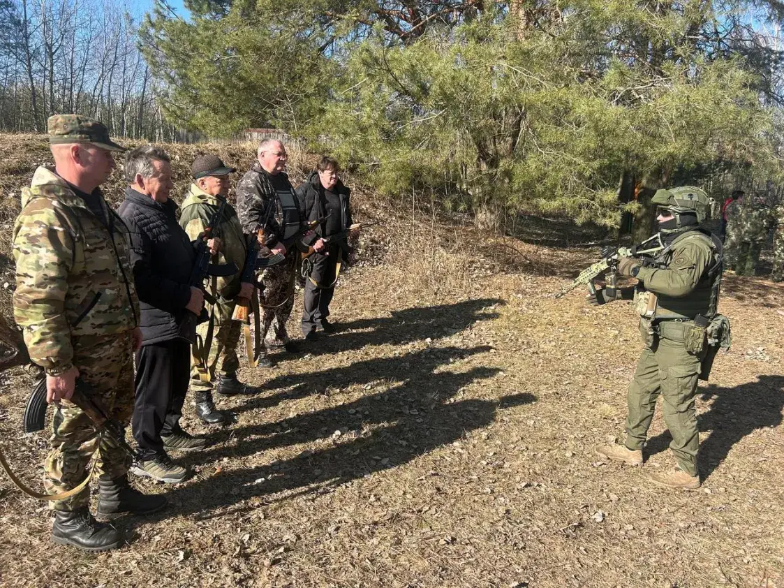 У Лоеўскім раёне атрад "народнага апалчэння" трэніраваў генерал