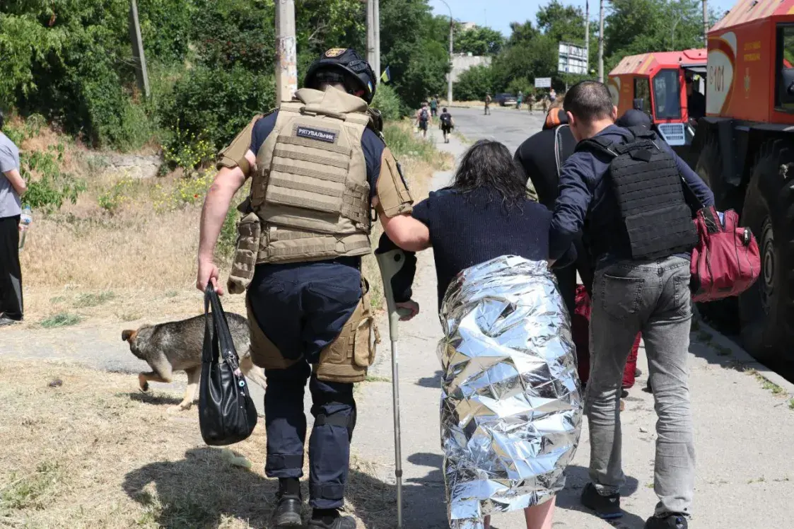 Украінскія ратавальнікі паказалі, як дапамагаюць пацярпелым на Херсоншчыне
