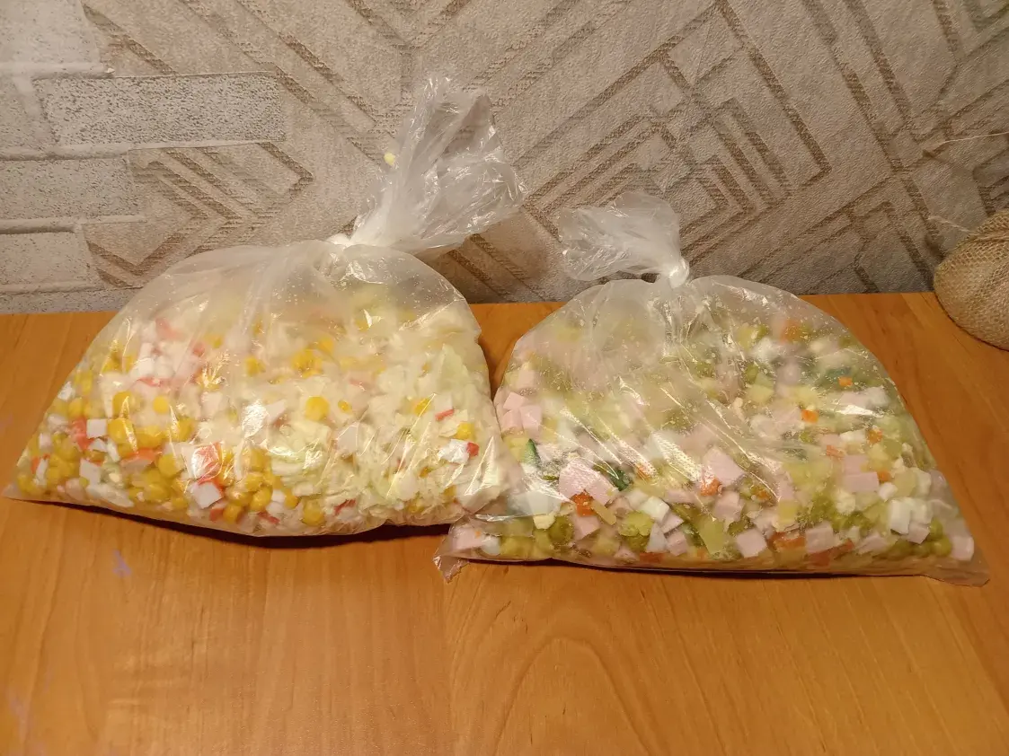 Салаты. Много. Отдам даром. Какой едой делятся белорусы после праздников