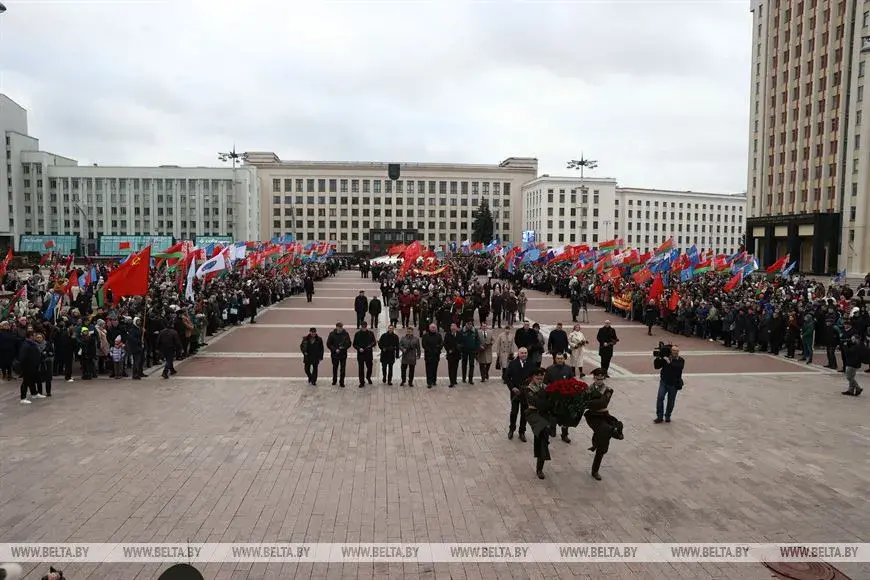 Уцелевшие коммунисты возложили цветы к памятнику Ленину в Минске