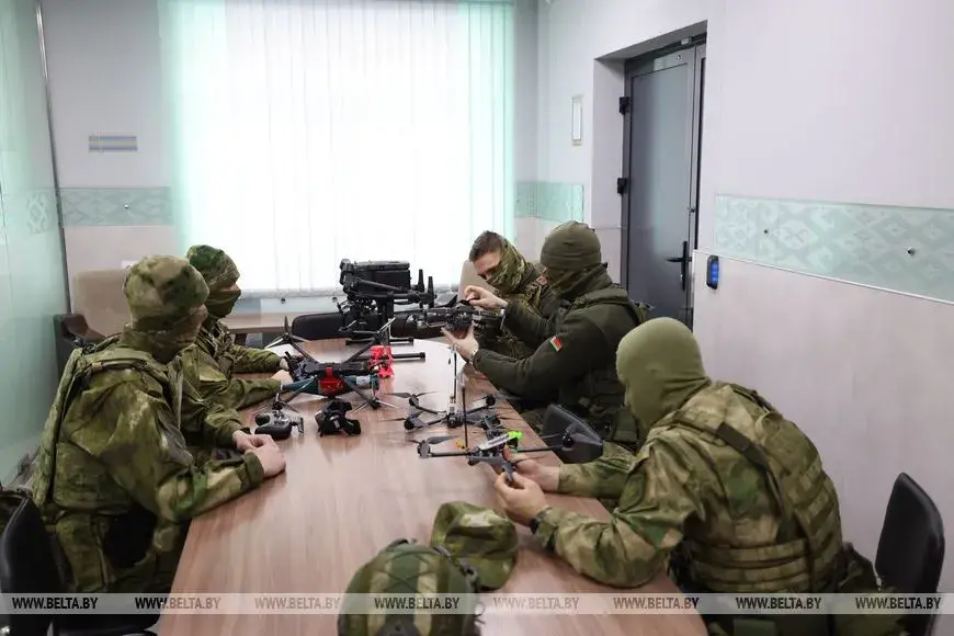 У Ваеннай акадэміі Беларусі пачаліся заняткі па кіраванні беспілотнікамі