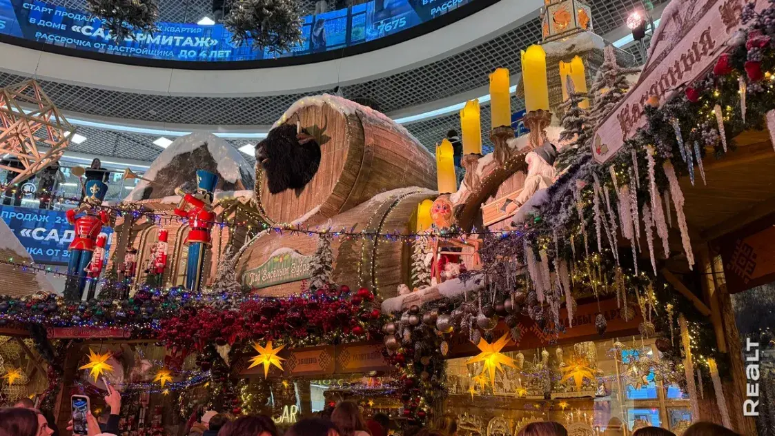 Гигантские инсталляции. Посмотрите, как ТЦ Минска украшаются к Новому году