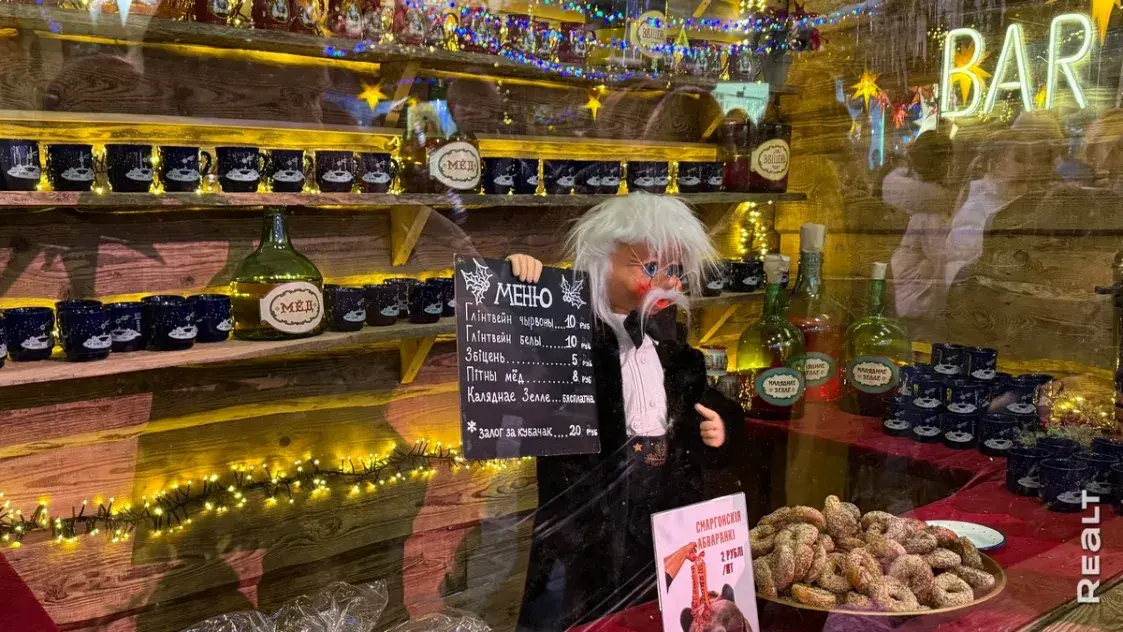 Гигантские инсталляции. Посмотрите, как ТЦ Минска украшаются к Новому году