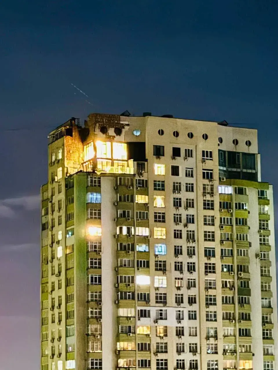 В Киеве обломки сбитого дрона упали на многоэтажку, в квартирах разрушены стены