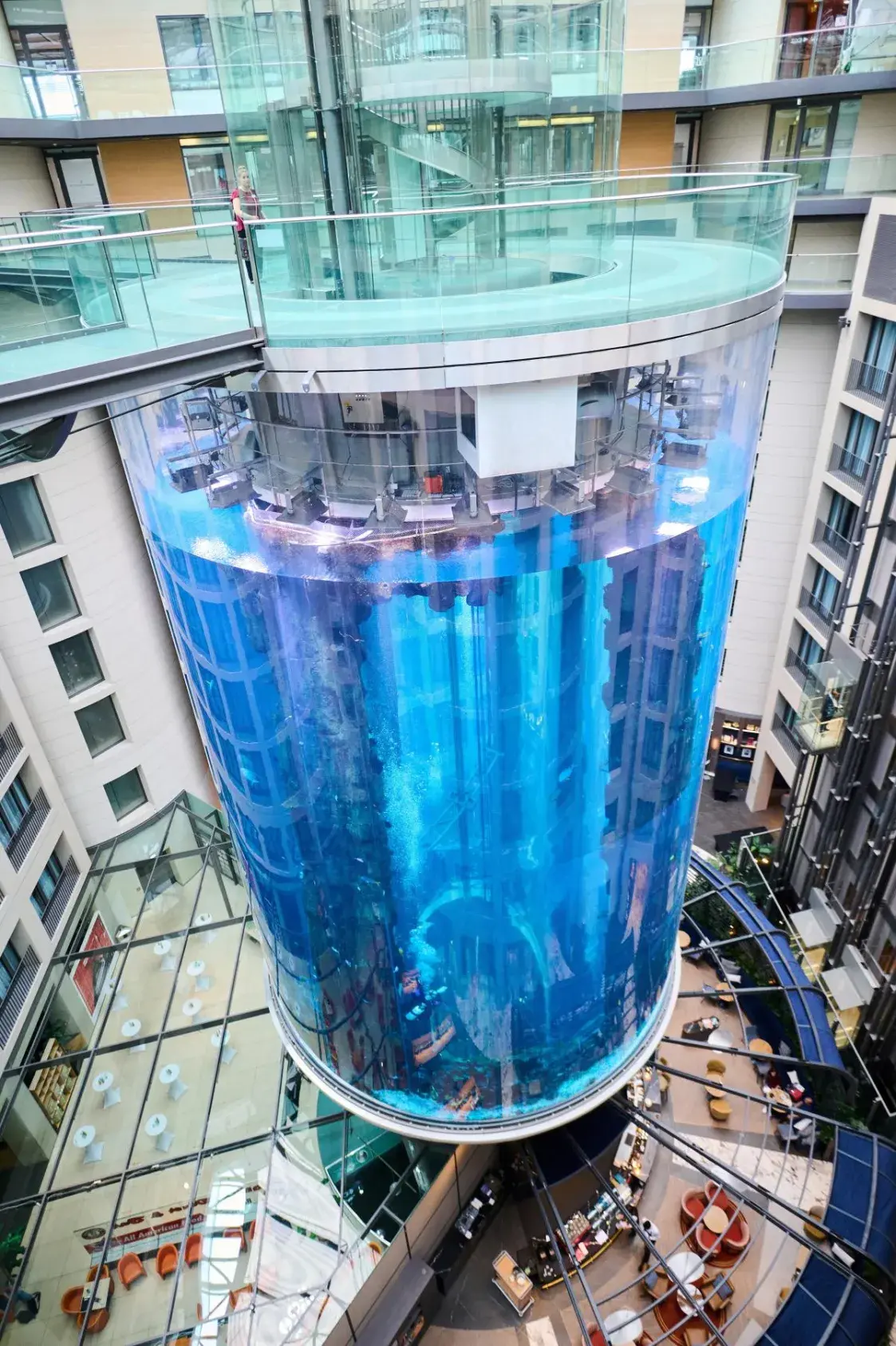 В берлинском отеле лопнул огромный аквариум — гостей попросили покинуть здание