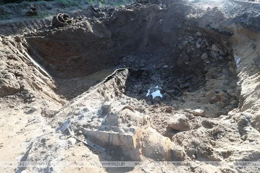 У Зэльвенскім раёне падчас рамонту дарогі адкапалі танк