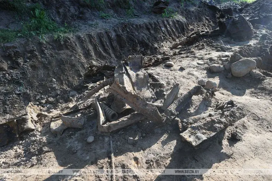 У Зэльвенскім раёне падчас рамонту дарогі адкапалі танк