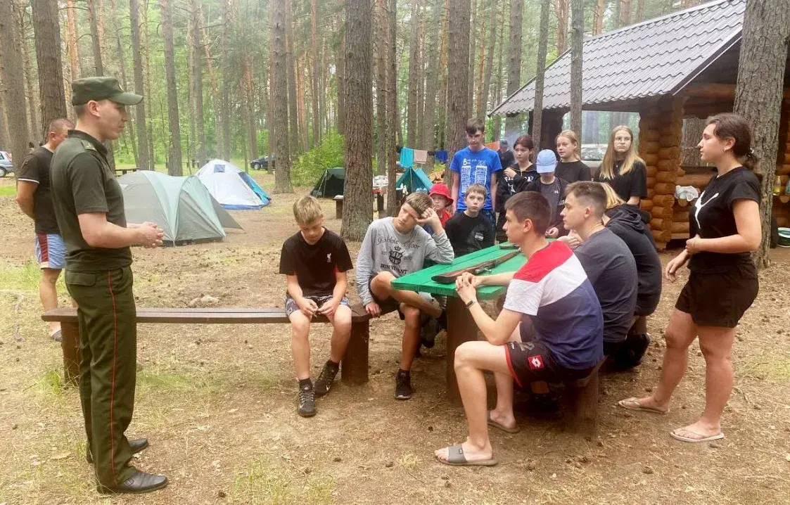 На Мядзельшчыне дзяцей ў лесе знаёмілі з трохлінейнай вінтоўкай Мосіна 