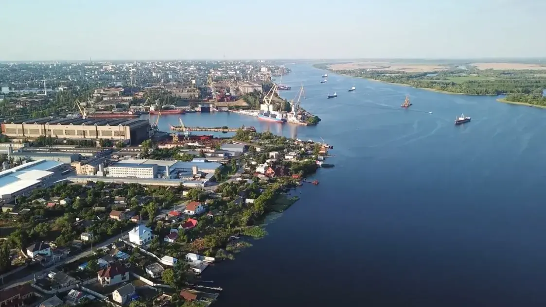 "Прилетает каждую секунду": как живёт украинский Херсон летом 2025-го