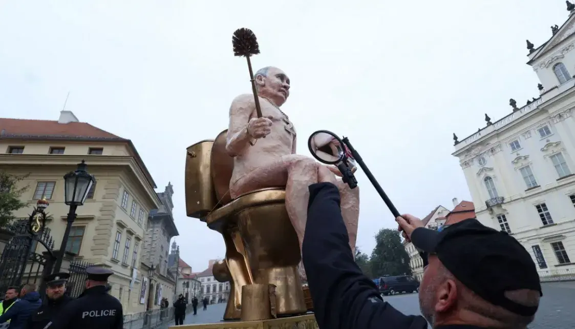 Лідараў ЕС перад самітам у Празе сустракалі статуі Пуціна і Лукашэнкі