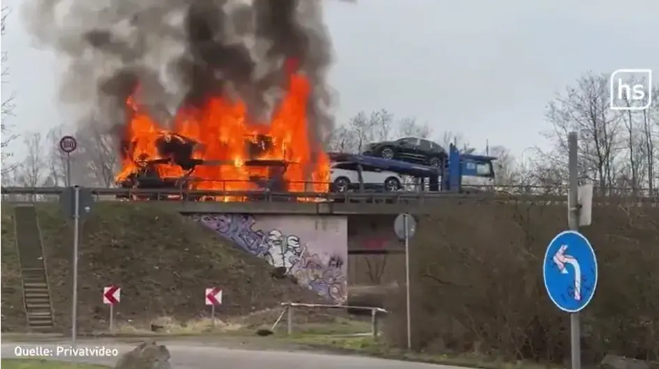 В Германии сгорел автовоз с электромобилями, которым управлял белорус