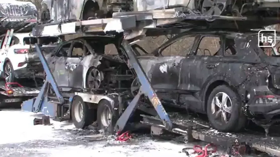 В Германии сгорел автовоз с электромобилями, которым управлял белорус