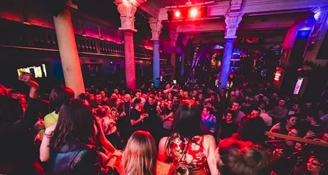 “Денег мне хватает”. Как белорус зарабатывает в гардеробе варшавского клуба